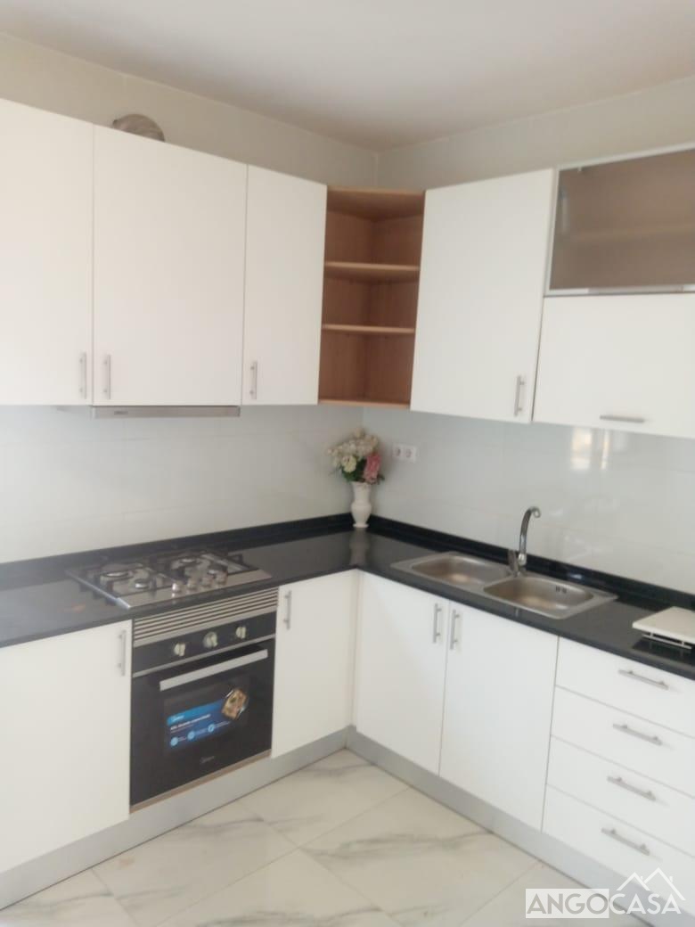 Apartamento T3 em Rua Eugénio de Castro Vila Alice Angocasa